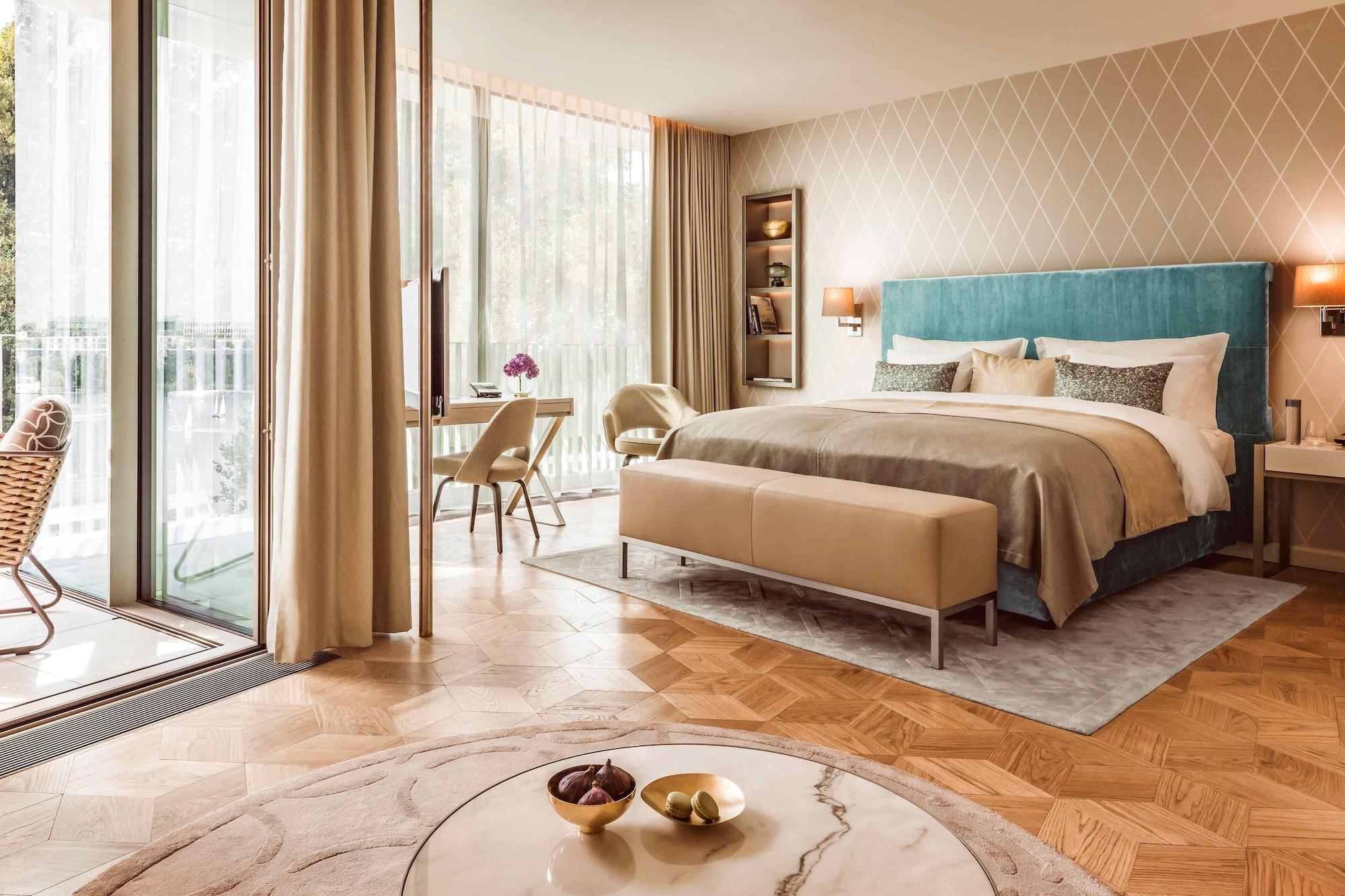 The Fontenay Hamburg Exterior photo A bedroom at the Mandarin Oriental