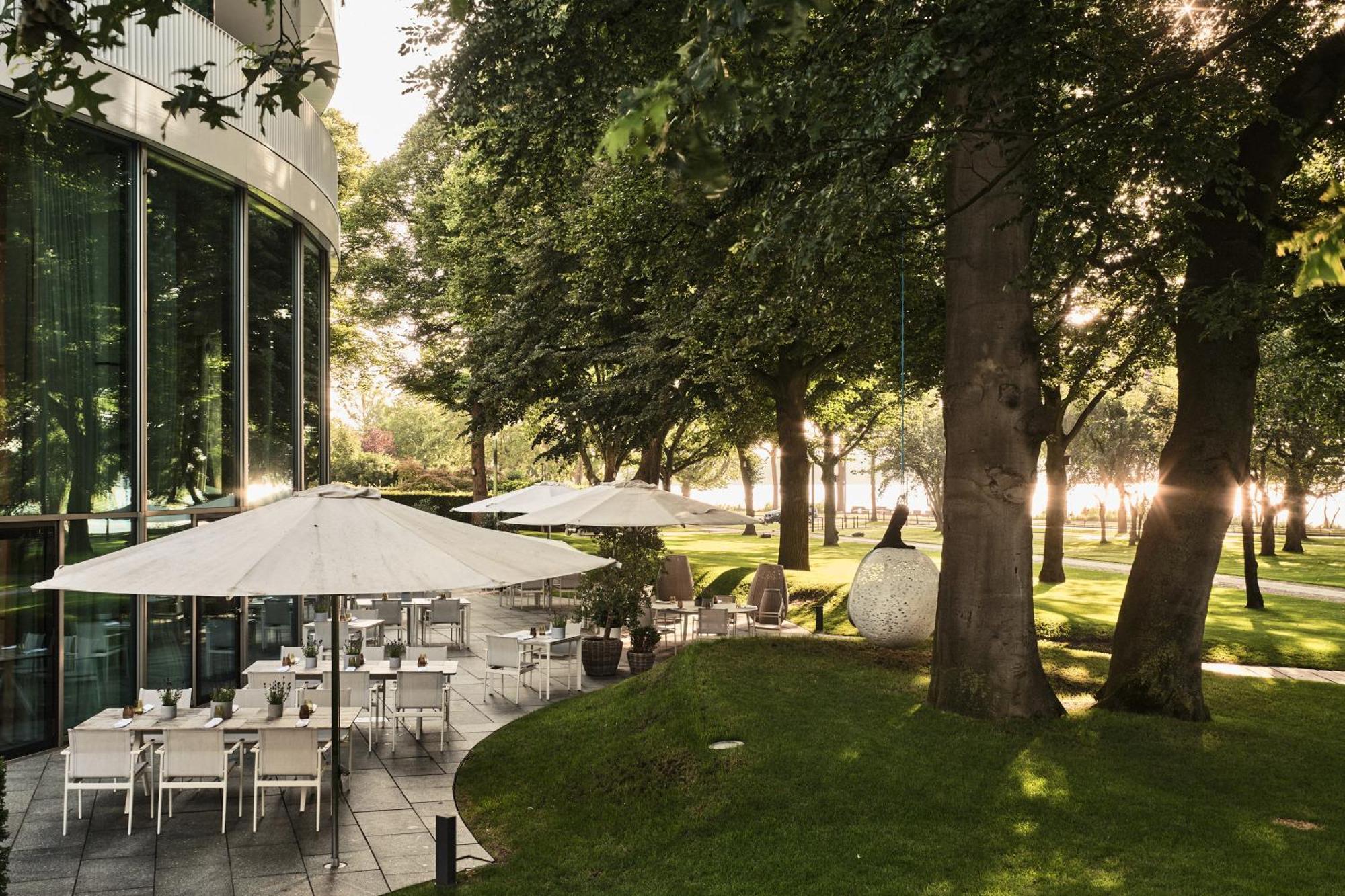 The Fontenay Hamburg Exterior photo The park