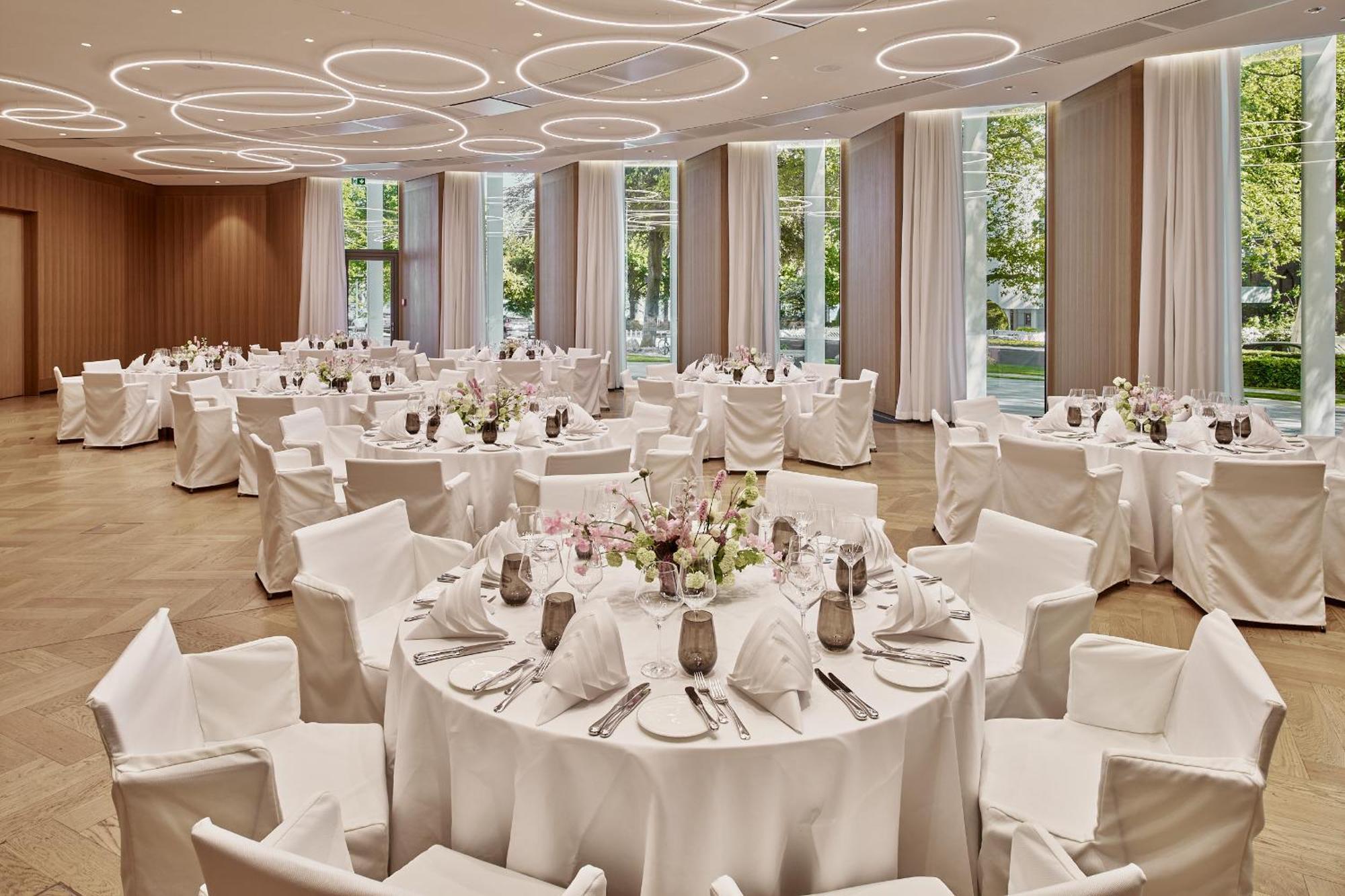 The Fontenay Hamburg Exterior photo The ballroom