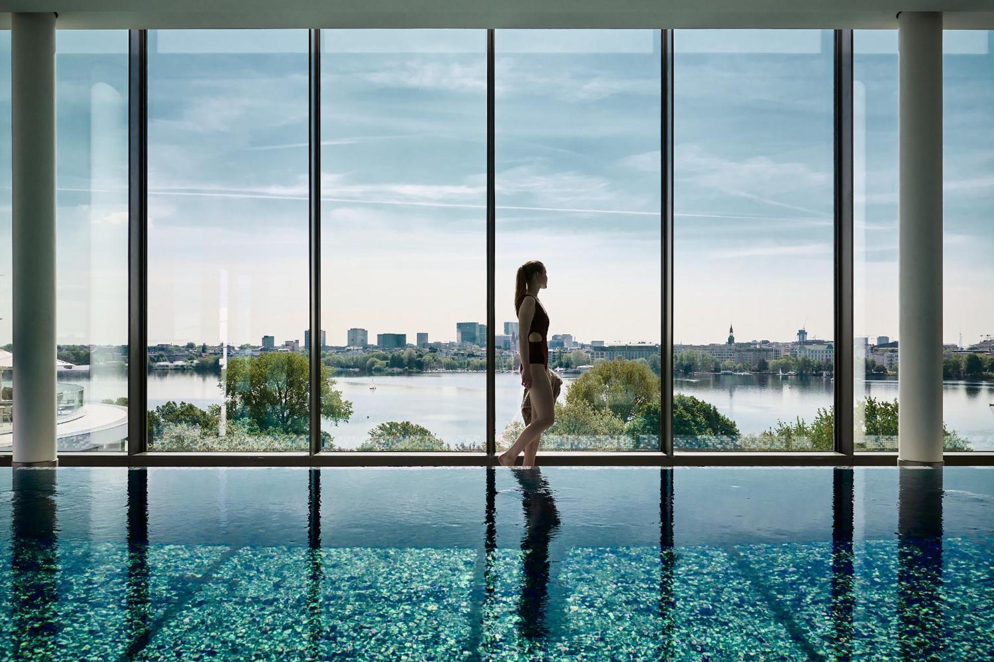 The Fontenay Hamburg Exterior photo The Sky Pool